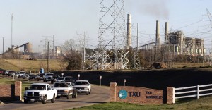 A stream of workers leave the TXU Monticello power plant near Mt. Pleasant, Texas February 26, 2007. 
